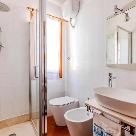 Casa vacanze Golden Nest, 300 Mt From The Solanas (Cagliari)